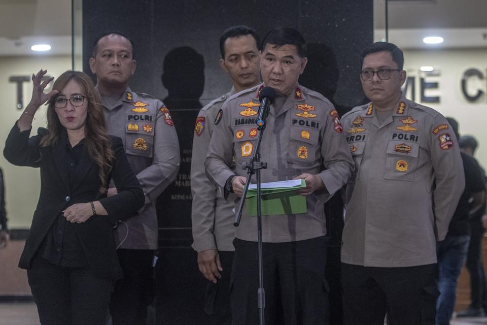 Karo Penmas Divisi Humas Polri Brigjen Pol Ahmad Ramadhan (kedua kanan) di Mabes Polri, Jakarta, Rabu (22/2/2023). 