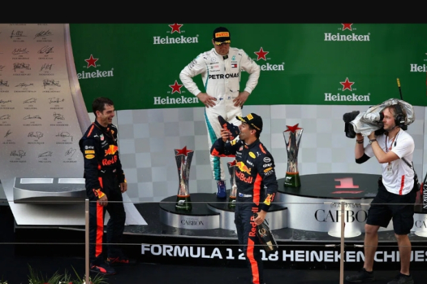 Daniel Ricciardo Lakukan Shoey saatGrand Pix Shanghai 2018