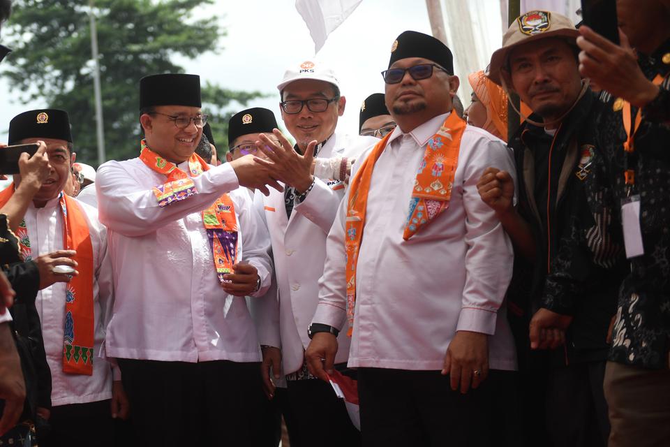 Mantan Gubernur DKI Jakarta Anies Rasyid Baswedan (kedua kiri) berjabat tangan dengan pendukungnya saat berjalan menuju DPP PKS untuk mengikuti pembacaan hasil keputusan Musyawarah Majelis Syuro VIII PKS di Jakarta, Kamis (23/2/2023).