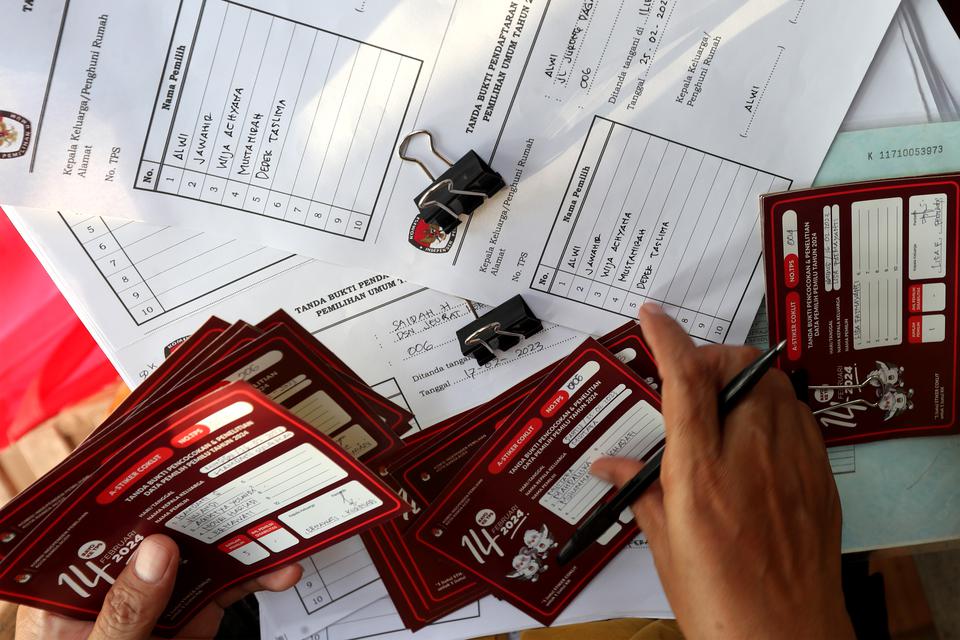 Petugas Panitia Pemutakhiran Data Pemilih (Pantarlih) menyiapkan berkas untuk melakukan pencocokan dan penelitian (coklit) data pemilih pemilihan umum (pemilu) serentak 2024 di Desa Ilie Ulee Kareng, Banda Aceh, Aceh, Kamis (23/2/2023). Komisi Independen 
