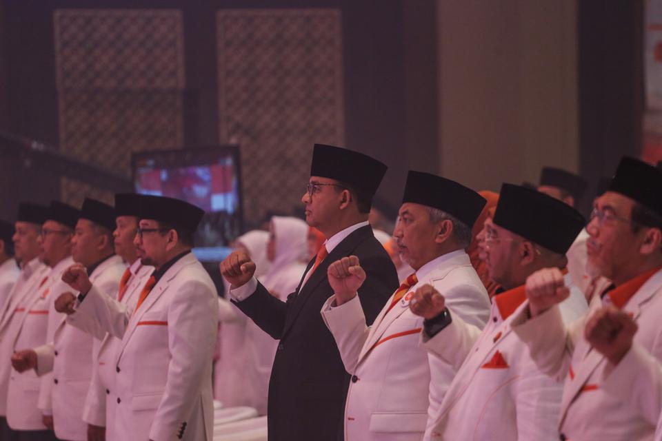 Bakal Calon Presiden 2024-2029 yang diusung Partai Keadilan Sejahtera (PKS), Anies Baswedan (tengah) bersama Presiden PKS Ahmad Syaikhu (ketiga kanan) dan Sekjen PKS Aboe Bakar Alhabsyi (kedua kanan) menyanyikan lagu mars PKS saat rapat kerja nasional (ra