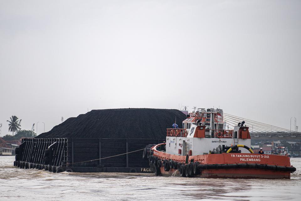 Sebuah kapal tongkang pengangkut batu bara melintas di Sungai Musi, Palembang, Sumatera Selatan, Jumat (24/2/2023). Kementerian ESDM menetapkan Harga Batubara Acuan (HBA) pada Pebruari 2023 menjadi 277,05 dolar AS per ton atau mengalami penurunan sebesar 