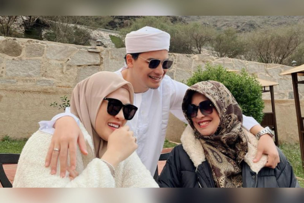 Umi Yuni bersama Alvin Faiz dan Henny Yuliana Rahman
