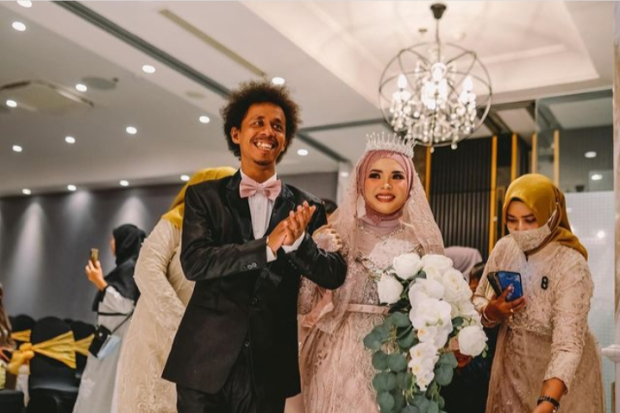 Pernikahan Raim Laode dan Komang Ade Widiandari