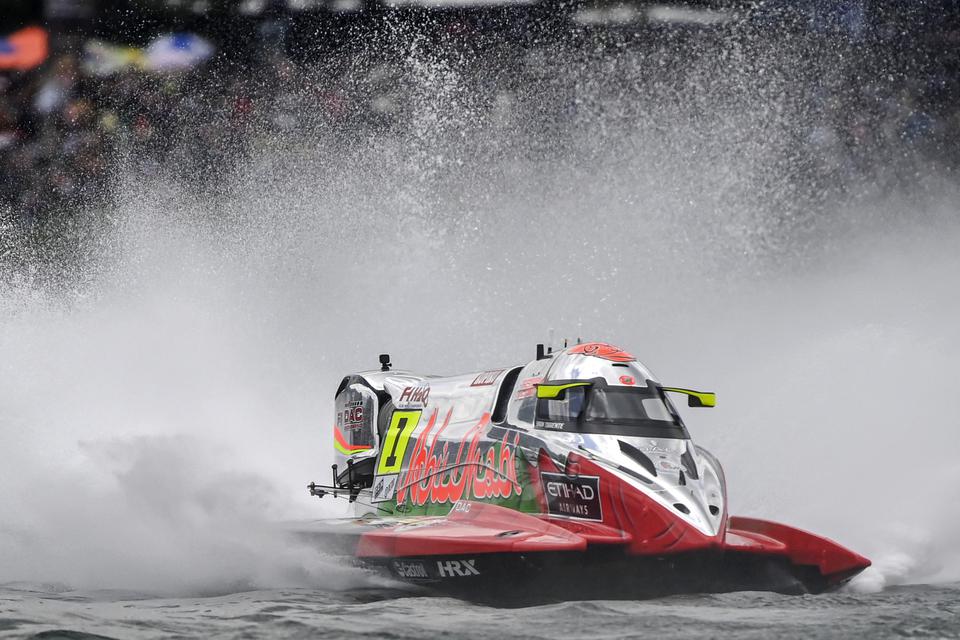 Pebalap tim Abu Dhabi Shaun Torrente memacu kecepatannya dalam balap sesi pertama pada putaran pertama Kejuaraan Dunia Perahu Motor F1 Powerboat (F1H2O) 2023 di Danau Toba, Balige, Sumatera Utara, Minggu (26/2/2023).