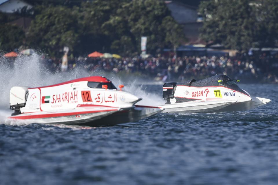 Pebalap tim Stromoy Racing Bartek Marszalek (kanan) memacu kecepatan perahu motornya dalam balap sesi pertama pada putaran pertama Kejuaraan Dunia Perahu Motor F1 Powerboat (F1H2O) 2023 di Danau Toba, Balige, Sumatra Utara, Minggu (26/2/2023). 