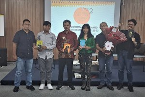 Sastrawan Ayu Utami (ketiga dari kanan) bersama para penerima penghargaan sayembara untuk penulis pemula Rasa di Jakarta, Minggu (26/2). Foto: Komunit