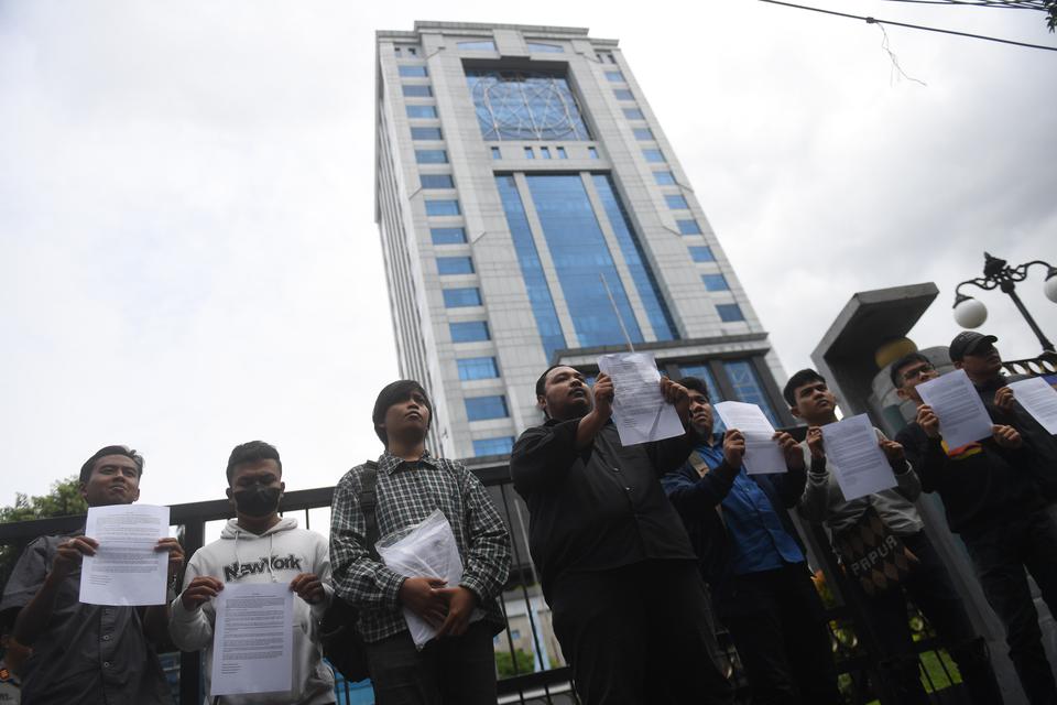 Pegiat dari sejumlah aliasi sipil melakukan unjuk rasa menuntut reformasi pajak di depan Gedung Kemenkeu, Jakarta, Senin (27/2/2023). Mereka menuntut pemerintah untuk mengusut tuntas harta pegawai pajak yang mencurigakan dan menunjukkan gaya hedonis di me