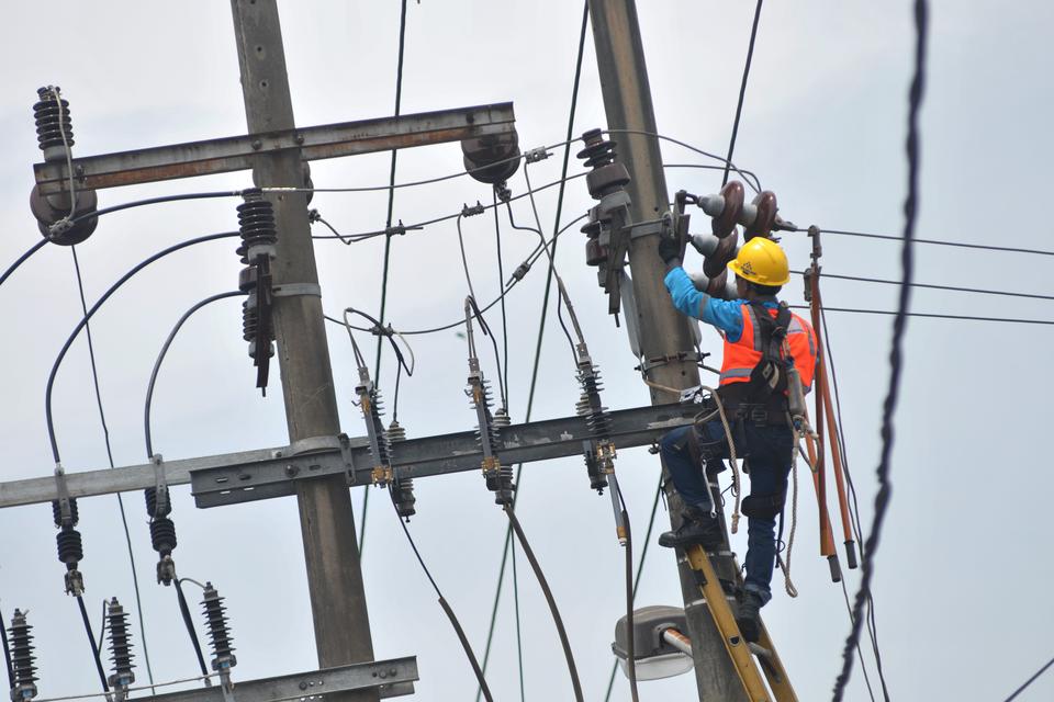 Pekerja memperbaiki jaringan transmisi tenaga listrik di Kota Bengkulu, Provinsi Bengkulu, Senin (27/02/2023). 