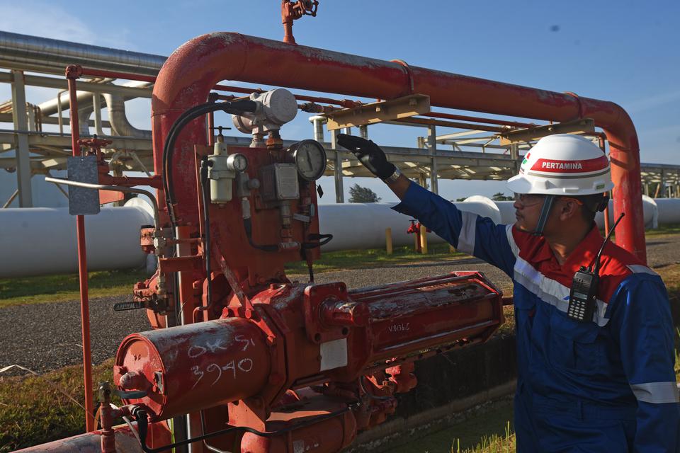 Petugas memeriksa tekanan gas pada instalasi regasifikasi (pengubahan kembali LNG menjadi gas) di area pabrik PT Perta Arun Gas (PAG) di Lhokseumawe, Aceh, Senin (27/2/2023). Setelah era pasokan gas dalam negeri menurun PT Pertamina mendorong PAG Lhokseum