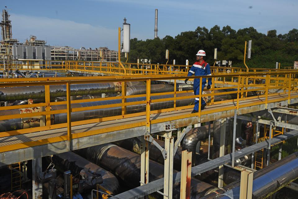 Petugas memeriksa instalasi pipa regasifikasi (pengubahan kembali LNG menjadi gas) di area pabrik PT Perta Arun Gas (PAG) di Lhokseumawe, Aceh, Senin (27/2/2023).