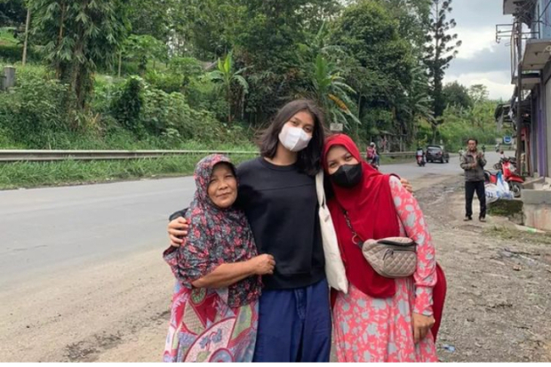 Az Zahra Putri Dania, Ibu, dan Neneknya