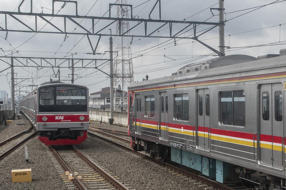 KRL Commuter Line melintas di Stasiun Manggarai, Jakarta, Selasa (28/2/2023). 