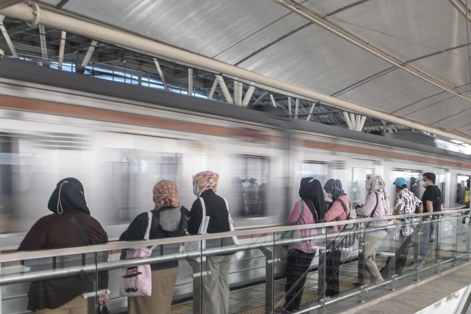 Sejumlah calon penumpang KRL Commuter Line menunggu keberangkatan di Stasiun Manggarai, Jakarta, Selasa (28/2/2023). Kementerian Perindustrian (Kemenperin) menolak rencana PT Kereta Commuterline Indonesia atau PT KCI untuk impor gerbong kereta rel listrik
