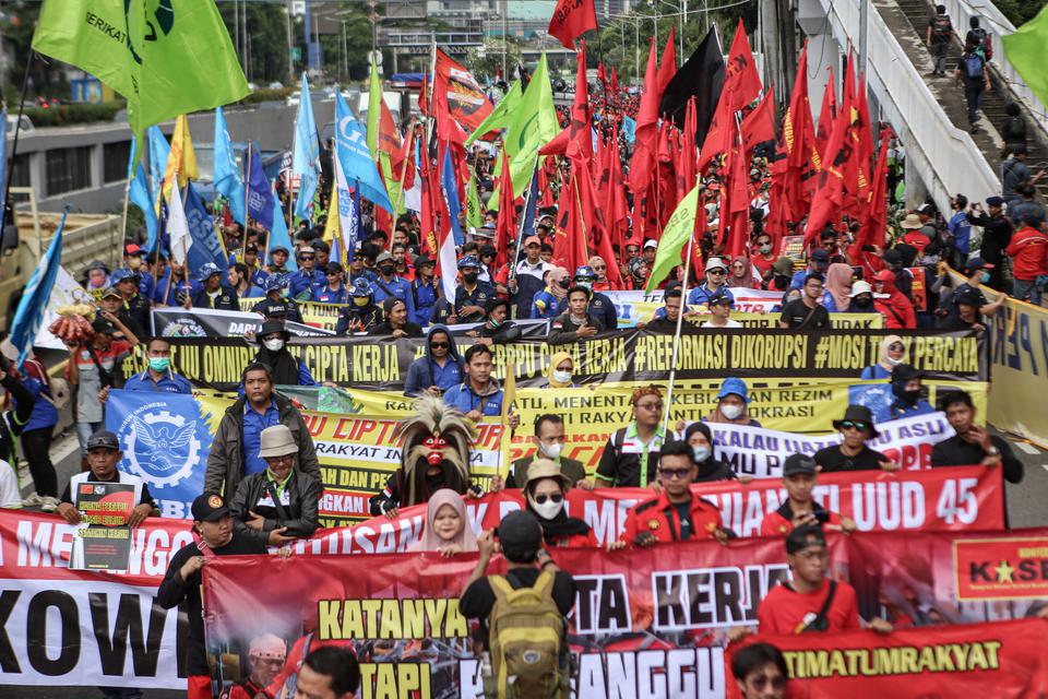 Sejumlah buruh mengikuti aksi unjuk rasa di depan Gedung DPR, Jakarta, Selasa (28/2/2023). 