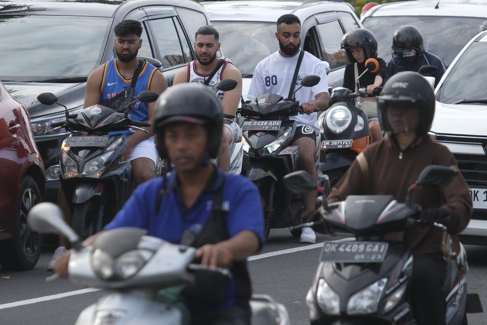 Sejumlah turis asing mengendarai sepeda motor tanpa mengenakan helm di Jalan Sunset Road, Kuta, Badung, Bali, Selasa (28/2/2023). Beberapa waktu terakhir, warganet ramai membahas oknum turis asing yang berulah dan berkelakuan buruk di Bali.