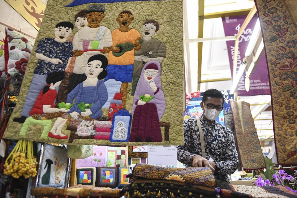 Perajin menata produk kerajinan bahan perca pada pameran The Jakarta International Handicraft Trade Fair (INACRAFT) 2023 di Jakarta Convention Center, Jakarta, Rabu (1/3/2023).