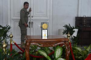 PIALA ADIPURA DIPAMERKAN DI TERAS BALAI KOTA BOGOR