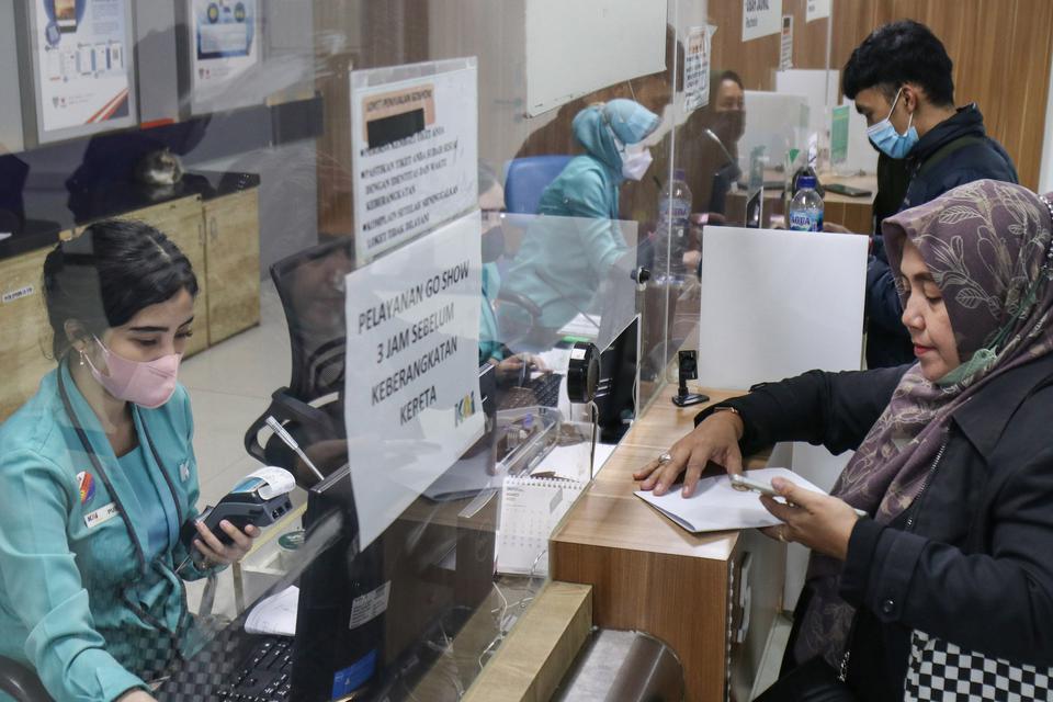 Dua calon penumpang membeli tiket kereta api jarak jauh di Stasiun Pasar Senen, Jakarta, Rabu (1/3/2023). 