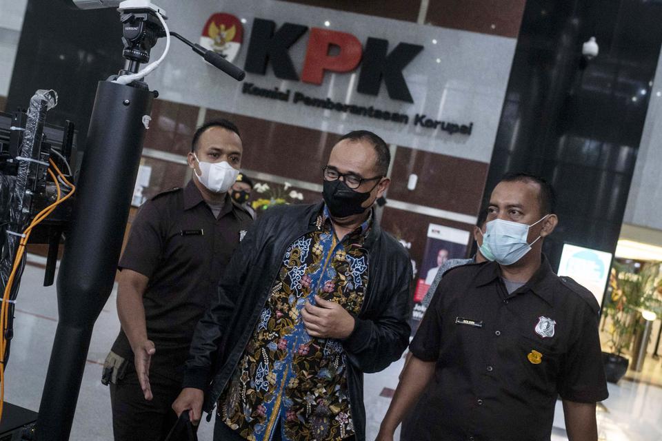 Mantan Kepala Bagian Umum Kantor Wilayah DJP Jakarta Selatan II Rafael Alun Trisambodo (tengah) berjalan keluar usai menjalani pemeriksaan di Gedung KPK, Jakarta, Rabu (1/3/2023). KPK memeriksa orang tua dari Mario Dandy tersebut selama kurang lebih delap