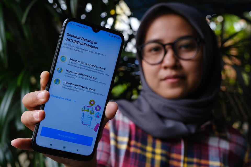 Warga memperlihatkan aplikasi SatuSehat Mobile di Pontianak, Kalimantan Barat, Rabu (1/3/2023). Per 1 Maret 2023 Kementerian Kesehatan secara resmi mengubah aplikasi PeduliLindungi menjadi SatuSehat Mobile yang dapat digunakan masyarakat untuk memonitor k