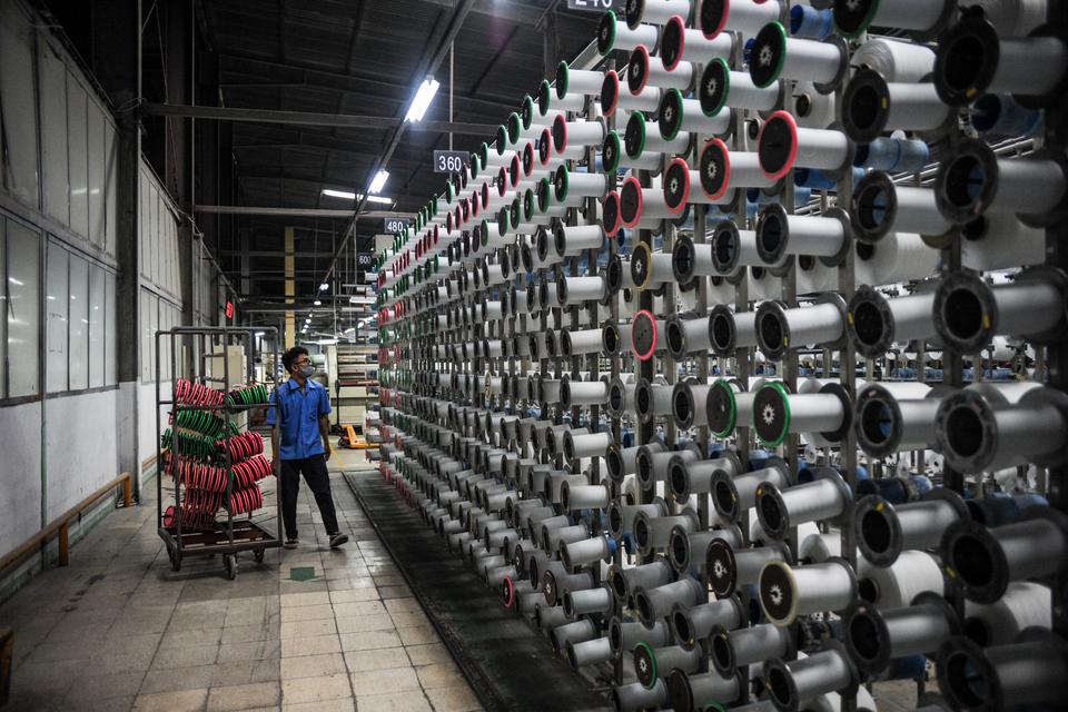 Pekerja menyelesaikan produksi kain di PT Trisula Textile Industries di Cimahi, Jawa Barat, Rabu (1/3/2023). Bank Indonesia Jawa Barat memprediksi akan terjadi gejolak pada industri tekstil dan produk tekstil (TPT) menyusul kondisi geopolitik global dan k