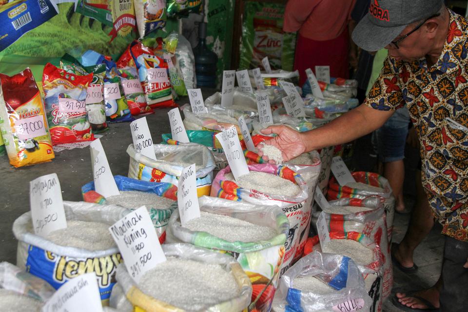Calon pembeli mengecek kualitas beras di Pasar Larangan, Sidoarjo, Jawa Timur, Kamis (2/3/2023). Berdasarkan data Badan Pusat Statistik (BPS) pada Februari 2023 rata-rata harga beras kualitas premium Rp11.818 per kg naik 4,17 persen dari harga sebelumnya,