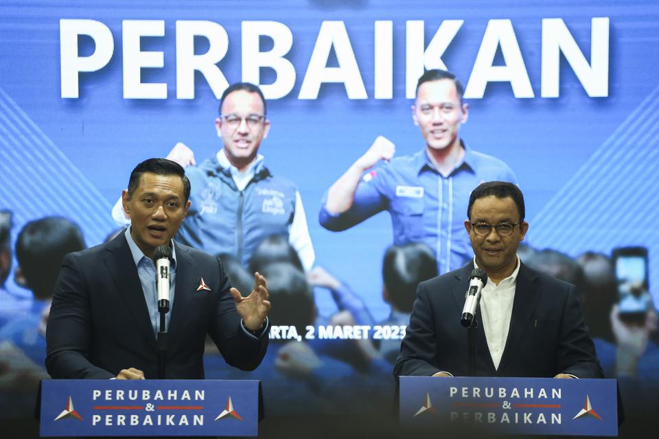 Bakal Calon Presiden yang diusung Partai Demokrat Anies Baswedan (kanan) bersama Ketua Umum Partai Demokrat Agus Harimurti Yudhoyono (kiri) memberikan paparan saat akan menghadiri dialog gagasan Partai Demokrat di Jakarta, Kamis (2/3/2023). 