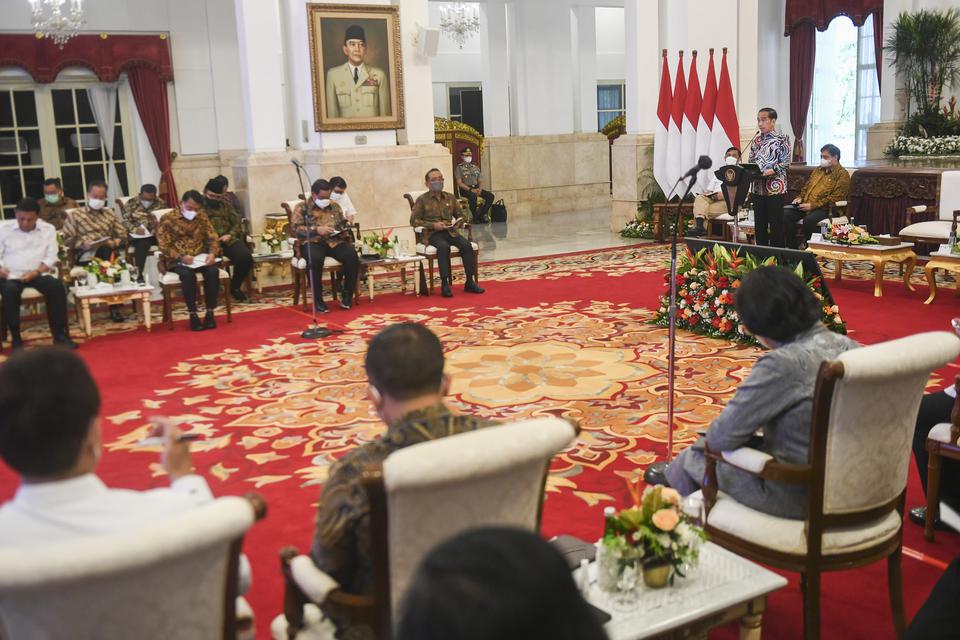 Presiden Joko Widodo (kedua kanan) memberikan pengarahan saat Sidang Kabinet Paripurna di Istana Negara, Jakarta, Kamis (2/3/2023).