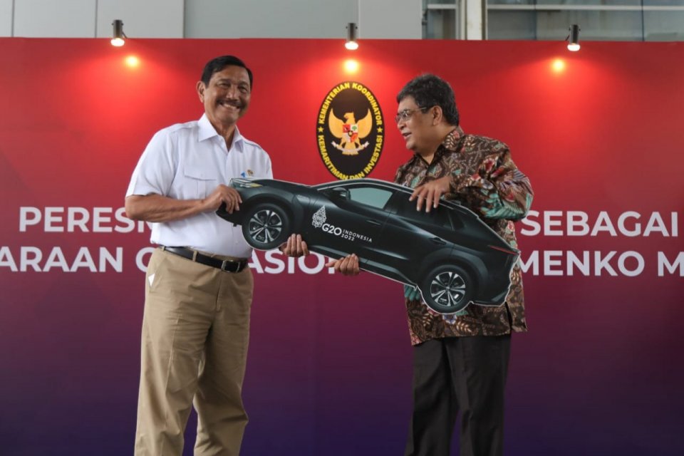 Direktur PT Toyota Motor Manufacturing Indonesia Bob Azam menyerahkan kendaraan listrik secara simbolis pada Menteri Koordinator Bidang Kemaritiman, Luhut Binsar Pandjaitan, di Kantor Kemenko Marves, Jakarta, Kamis (3/2).