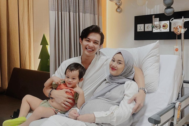 Dinda Hauw dan Rey Mbayang