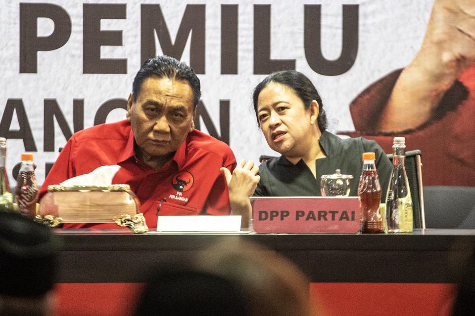Ketua Bidang Politik dan Keamanan PDI Perjuangan Puan Maharani (kanan) berbincang dengan Ketua Bidang Pemenangan Pemilu Bambang Wuryanto (kiri) saat Rapat Konsolidasi Pemenangan Pemilu DPD PDI Perjuangan Provinsi Sumatera Selatan di Palembang, Jumat (3/3/