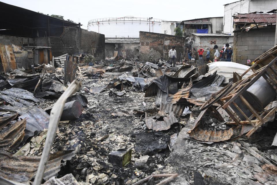 Pemukiman warga hangus terbakar akibat kebakaran Depo Pertamina Plumpang di Jalan Koramil, Rawa Badak Selatan, Koja, Jakarta, Sabtu (4/3/2023). 