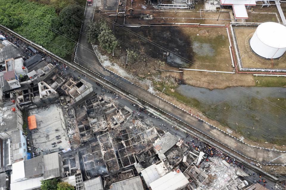 Foto udara permukiman penduduk yang hangus terbakar dampak kebakaran Depo Pertamina Plumpang di Jalan Koramil, Rawa Badak Selatan, Koja, Jakarta, Sabtu (4/3/2023). Kejadian tersebut merenggut 14 nyawa warga dan melukai puluhan lainnya.
