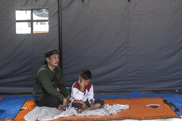 Pengungsi kebakaran Depo Pertamina Plumpang berada di tenda darurat di Kantor PMI Jakarta Utara, Koja, Jakarta, Sabtu (4/3/2023). Kebakaran tersebut menyebabkan puluhan rumah hangus terbakar dan belasan warga dilaporkan menjadi korban jiba dalam peristiwa