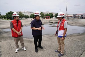 Menteri BUMN Erick Thohir meninjau lokasi depo Pertamina Plumpang.