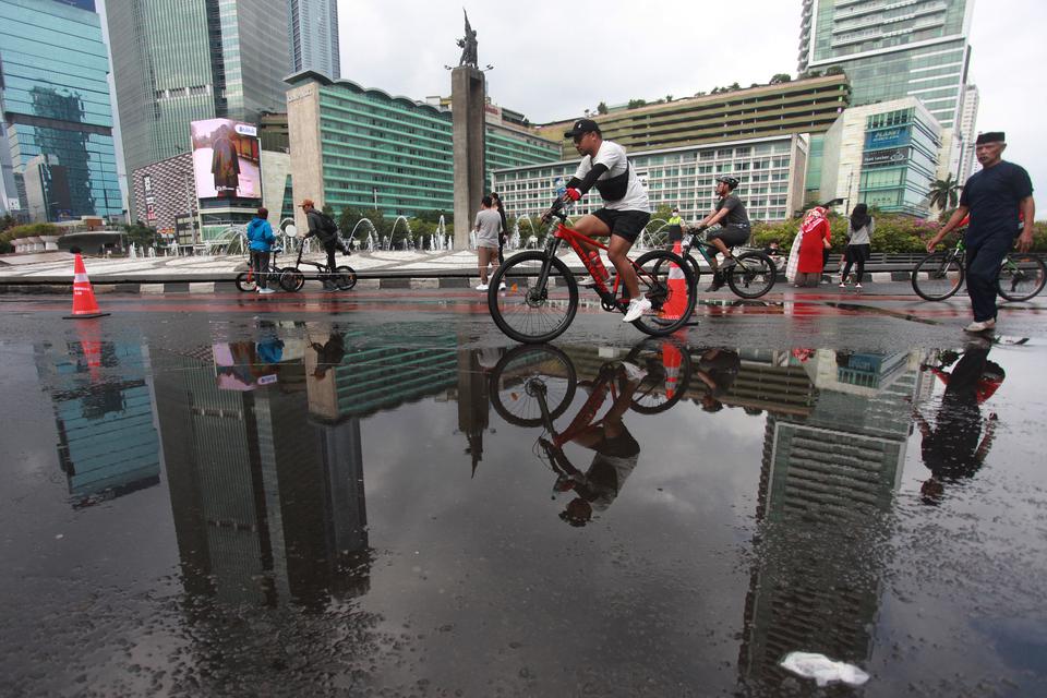 Sejumlah warga bersepeda saat berlangsungnya hari bebas kendaraan bermotor (HBKB) di kawasan Bundaran HI Jakarta, Minggu (5/3/2023). 