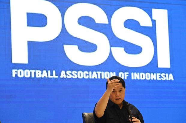 Ketua Umum Persatuan Sepak Bola Seluruh Indonesia (PSSI) Erick Thohir memberikan keterangan pers terkait hasil keputusan bersama Sarasehan Sepak Bola Indonesia di GBK Arena, Jakarta, Minggu (5/3/2023). Hasil kesepakatan tersebut diantaranya PSSI akan meng