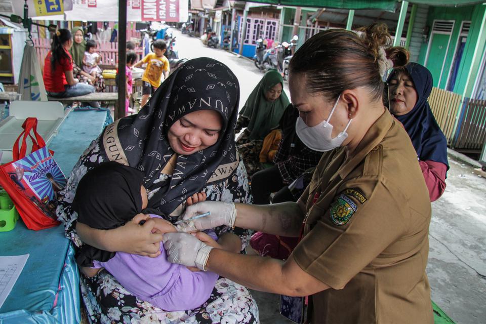 Petugas Puskesmas Pahandut menyuntikkan vaksin imunisasi Difteri Pertusis Tetanus (DPT) kepada balita saat giat layanan imunisasi gratis di Posyandu Karya Sehati, Palangka Raya, Kalimantan Tengah, Senin (6/3/2023). 
