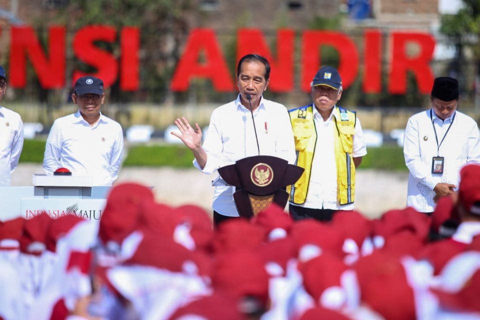 Jokowi Resmikan Flyover Kopo di Bandung, Minggu (5/3).
