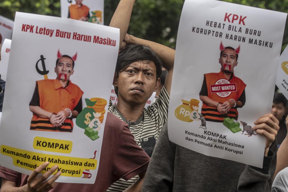 Sejumlah massa aksi membawa poster saat berunjuk rasa terkait buronan KPK yang juga Politisi PDI Perjuangan Harun Masiku di depan gedung KPK Merah Putih, Jakarta, Rabu (8/3/2023). 