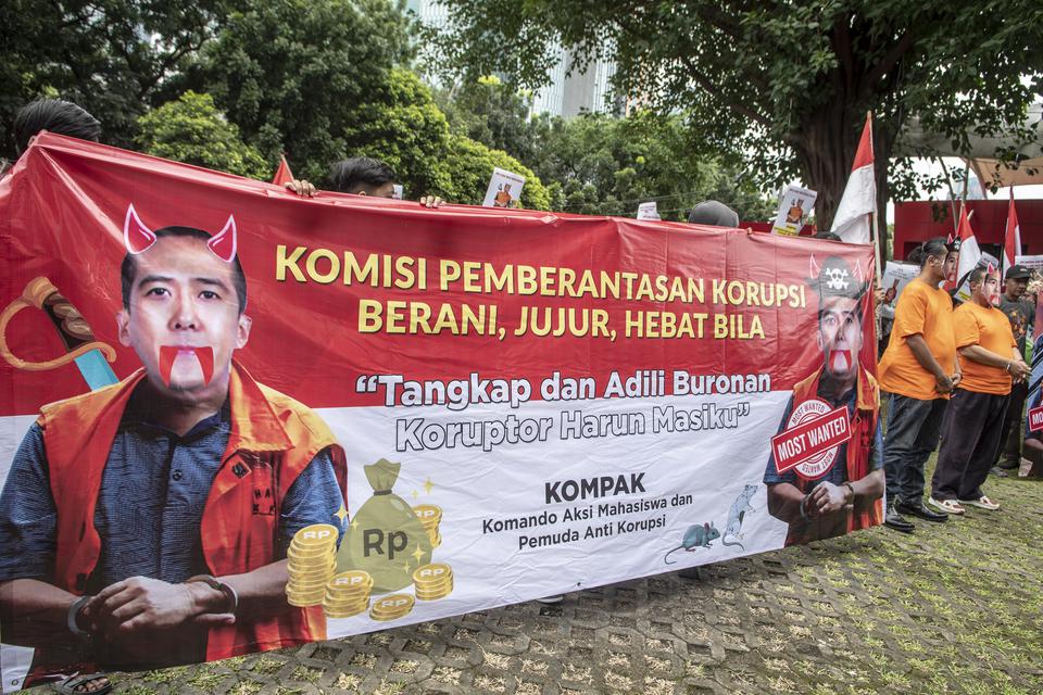 Sejumlah massa aksi berunjuk rasa terkait buronan KPK yang juga Politisi PDI Perjuangan Harun Masiku di depan gedung KPK Merah Putih, Jakarta, Rabu (8/3/2023). 