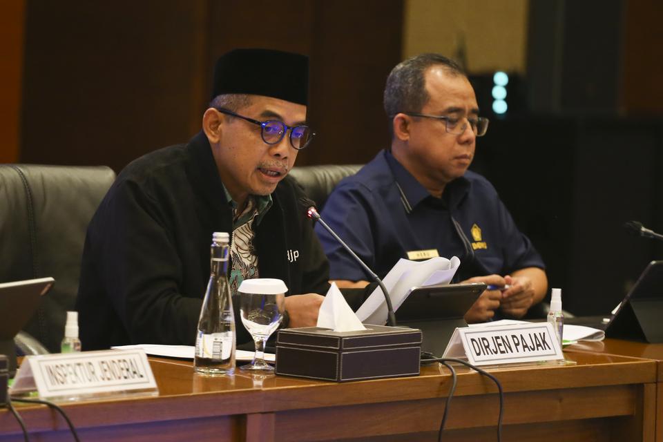 Dirjen Pajak Kementerian Keuangan Suryo Utomo (kiri) bersama Sekretaris Jenderal Kemenkeu Heru Pambudi (kanan) memberikan keterangan pers terkait dengan kasus kepegawaian di Jakarta, Rabu (8/3/2023). 