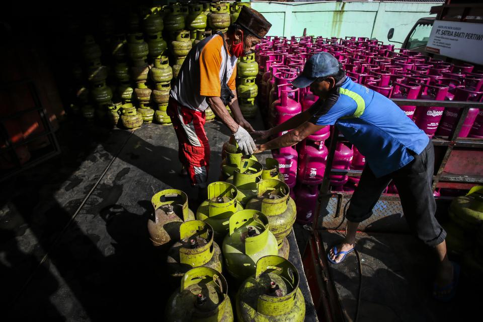 Pekerja melakukan bongkar muat gas elpiji 3 kg bersubsidi di Rawasari, Jakarta, Rabu (8/3/2023). Epiji bright 3 kg non subsidi diduga menjadi salah satu faktor kelangkaan elpiji 3 kg bersubsidi.