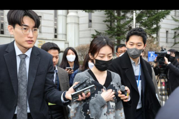 Kim Sae Ron Ditemani Pengacara Usai Persidangan