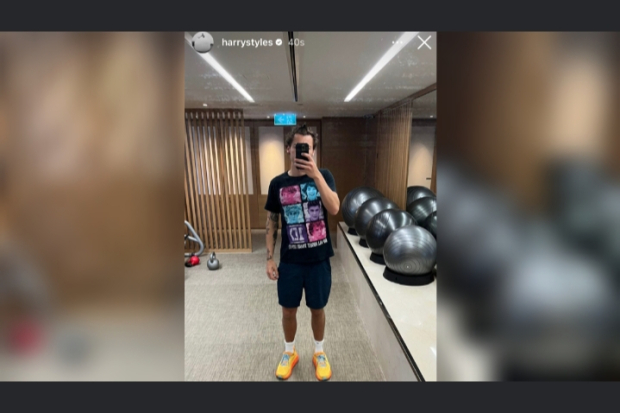 Harry Styles Pakai Kaos One Direction