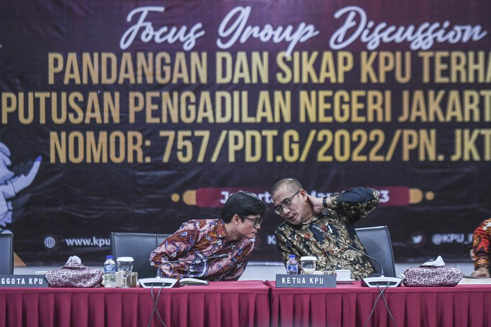 Ketua KPU Hasyim Asy'ari (kanan) berbincang dengan anggota KPU August Mellaz saat Focus Group Discussion (FGD) sikap KPU terhadap putusan Pengadilan Negeri (PN) Jakarta Pusat di Gedung KPU, Jakarta, Kamis (9/3/2023). 