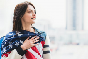 Ilustrasi, seorang perempuan berbalut bendera Amerika Serikat (AS).
