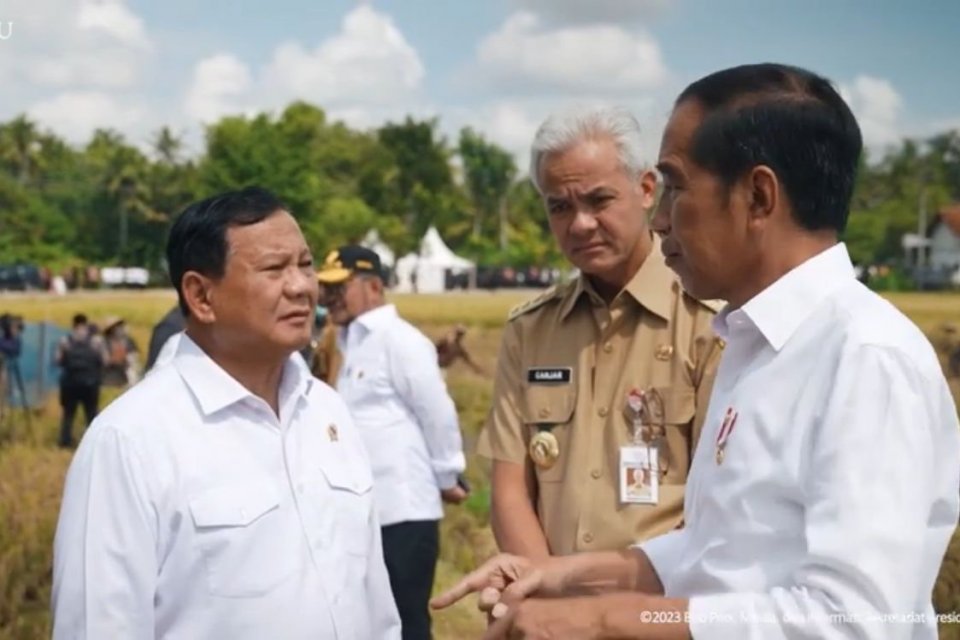 Presiden Joko Widodo, Gubernur Jateng Ganjar Pranowo, dan Menteri Pertahanan Prabowo Subianto saat panen di Kebumen, Jateng, Kamis (9/3). 
