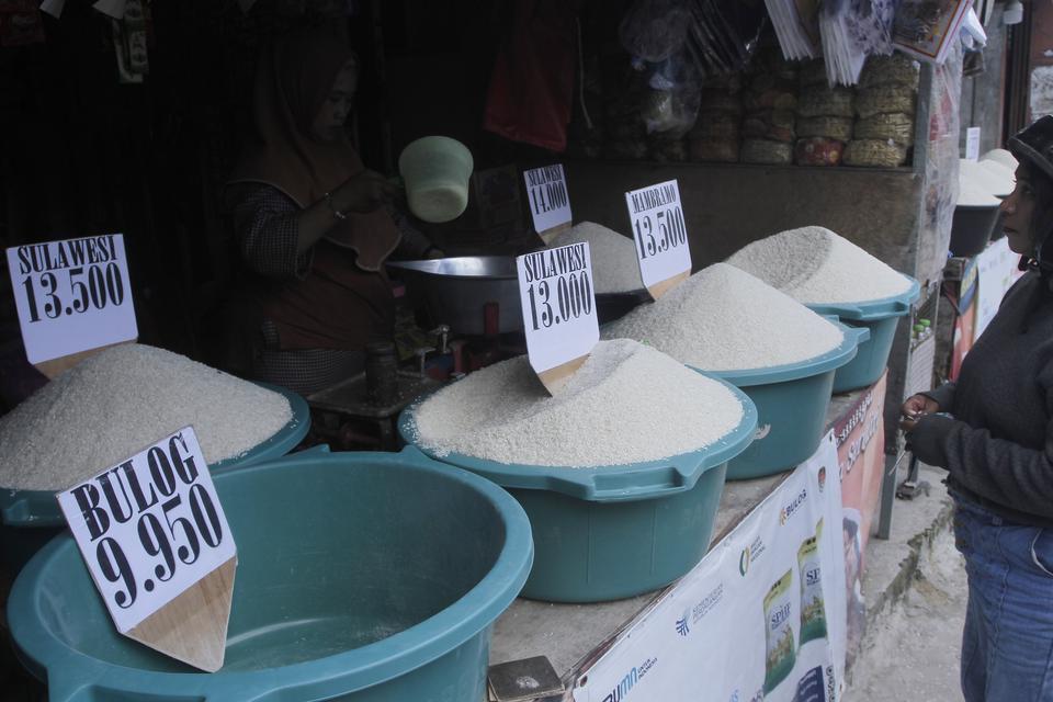 Ember untuk beras Bulog tampak kosong saat dipajang di Pasar Naikoten, Kota Kupang, NTT, Jumat (10/3/2023). Sejumlah pedagang dan warga di Kota Kupang mengaku beras dari Bulog yang selama ini dijual dengan harga murah Rp9.950 per kilogram kini sulit didap
